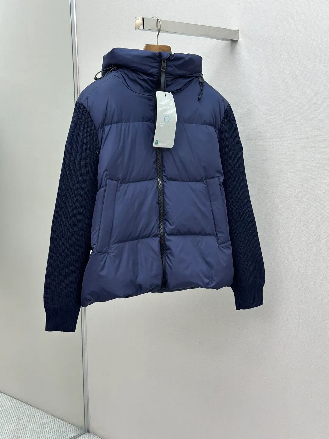 P910 CANADA GOOSE Canada Goose Armband Hooded Down Jacket Fabric selection: The use of high-quality protective nylon fabric not only enhances the wear resistance of the surface, but also takes into account wind resistance, ensuring excellent performance in various harsh weather conditions.  90 national standard high-quality white duck down: selected high-loft down, weighing 170g, light and warm, with excellent temperature locking performance and good resilience.  Three-dimensional quilting process: Precision thread reinforcement to prevent velvet drilling and ensure that the fluffy and resilient elasticity lasts as new.  7-needle medium-thick knitted structure: Use thicker yarns to knit woolen fabrics with obvious thickness and weight. The texture is clearly visible and has a rough, retro texture. It has a good skeleton feel, is relatively stiff, and can maintain the silhouette of clothing for a long time. It also provides more layers of still air to lock in heat.  There is a brand exclusive LOGO on the woolen sleeve arms. It is dark and not obvious in the photo.  Accessories: One-to-one customized logo, one-to-one customized zipper pendant, one-to-one customized snap button SIZE: S M L XL